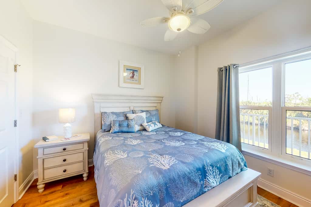 Ocean view condo with central AC, WiFi, washer&dryer, access to pool, hot tub