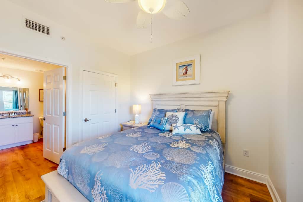 Ocean view condo with central AC, WiFi, washer&dryer, access to pool, hot tub