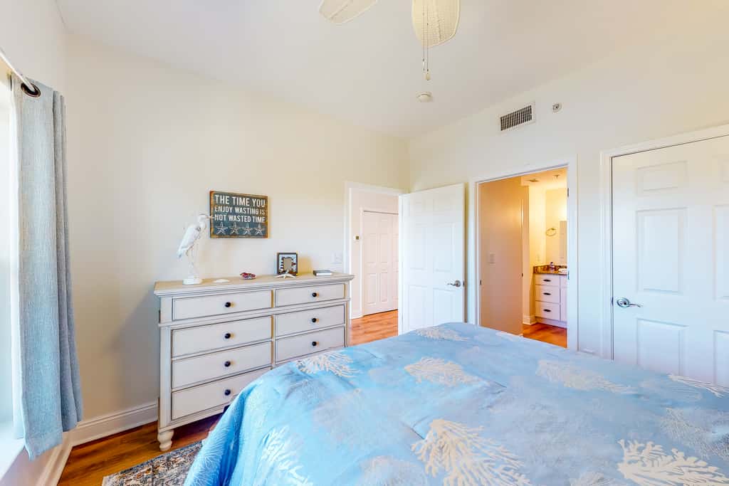 Ocean view condo with central AC, WiFi, washer&dryer, access to pool, hot tub