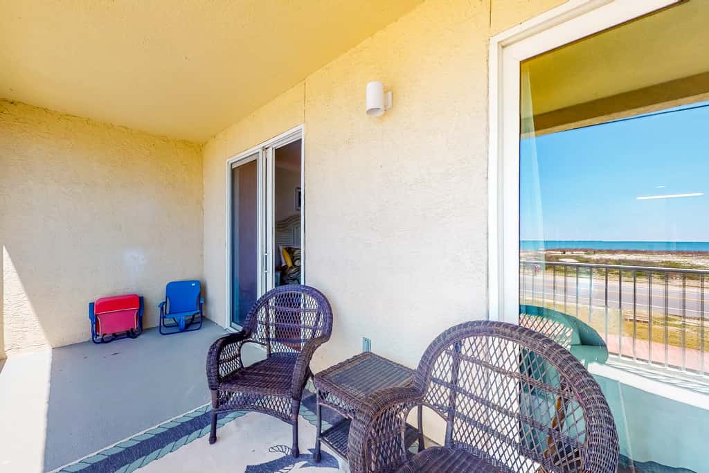 Ocean view condo with central AC, WiFi, washer&dryer, access to pool, hot tub
