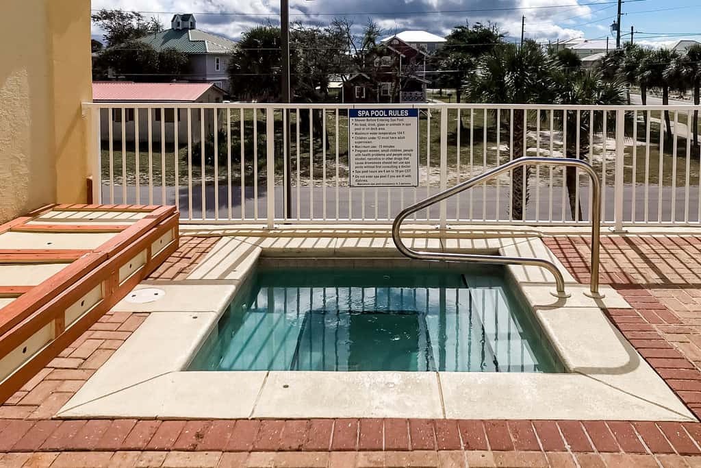 Ocean view condo with central AC, WiFi, washer&dryer, access to pool, hot tub