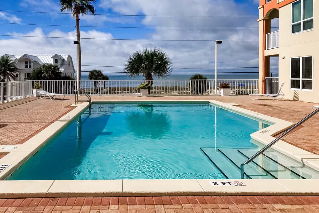 Ocean view condo with central AC, WiFi, washer&dryer, access to pool, hot tub