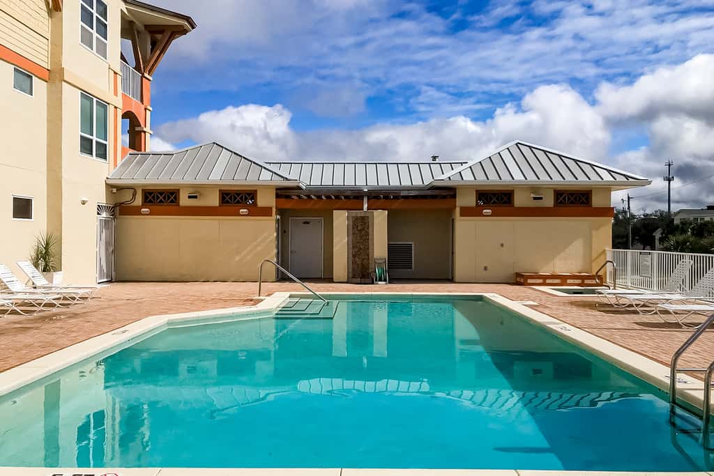 Ocean view condo with central AC, WiFi, washer&dryer, access to pool, hot tub