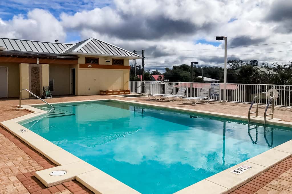 Ocean view condo with central AC, WiFi, washer&dryer, access to pool, hot tub