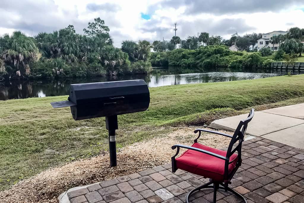 Ocean view condo with central AC, WiFi, washer&dryer, access to pool, hot tub