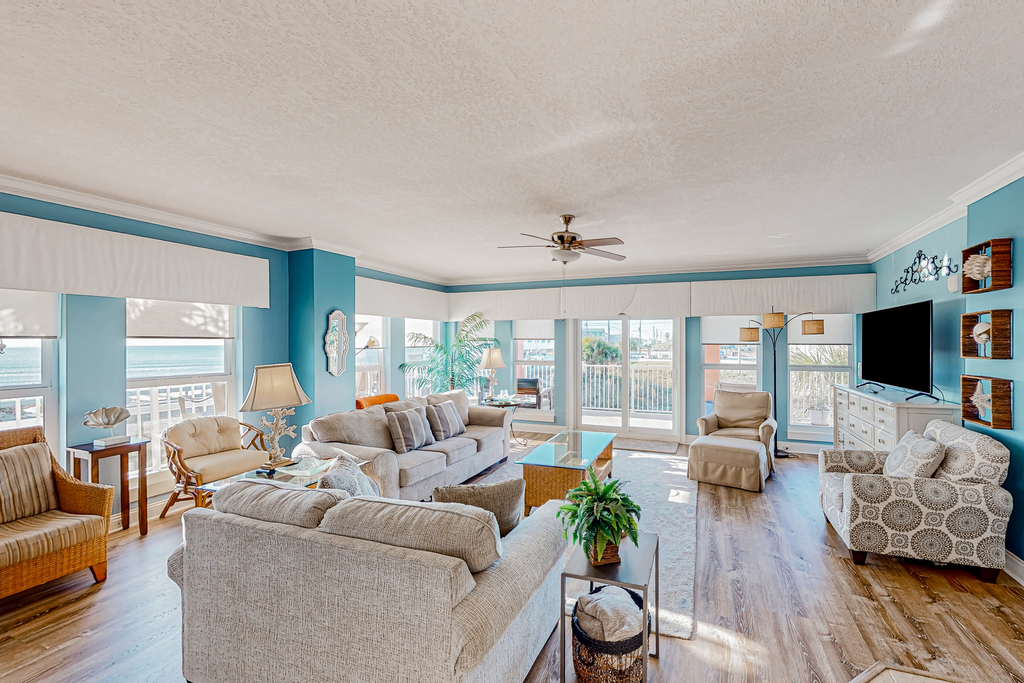 Gulf-view condo with on-site pool, hot tub, & private patio