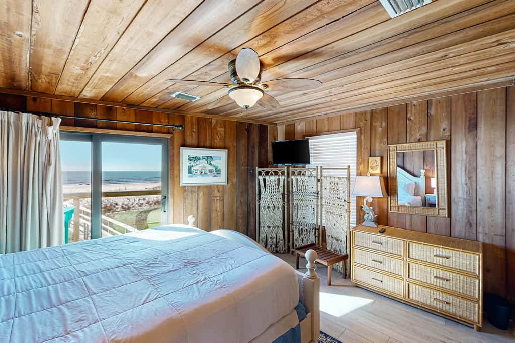 Dog-friendly gulf front home with panoramic gulf views from the sundeck