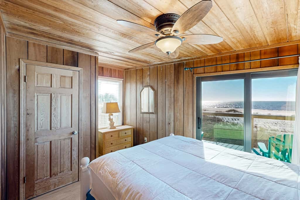 Dog-friendly gulf front home with panoramic gulf views from the sundeck