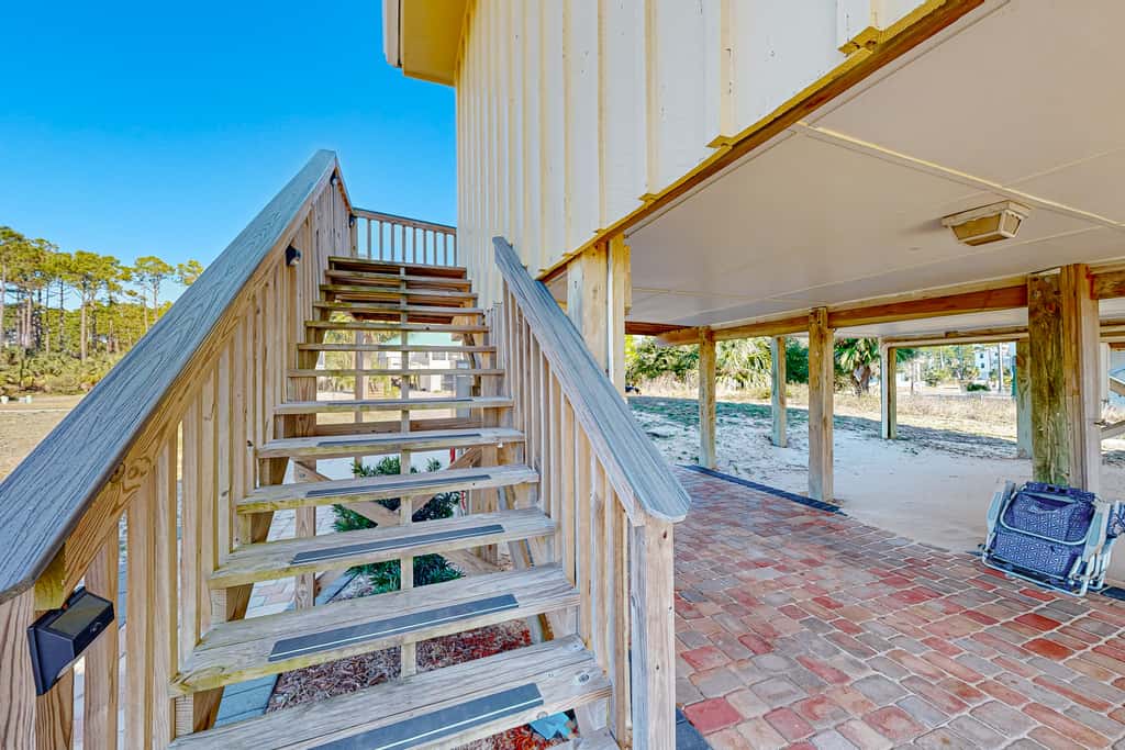 Dog-friendly gulf front home with panoramic gulf views from the sundeck