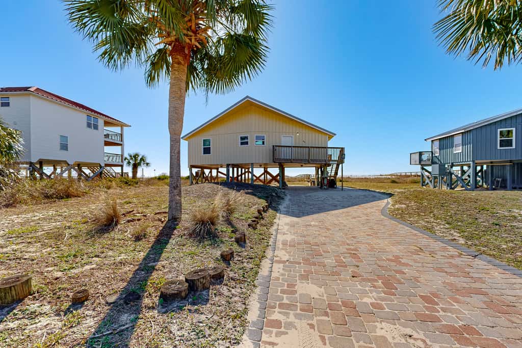 Dog-friendly gulf front home with panoramic gulf views from the sundeck