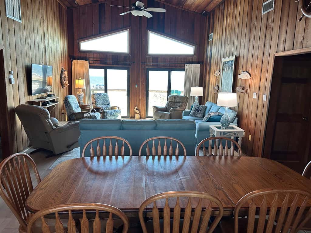 Dog-friendly gulf front home with panoramic gulf views from the sundeck