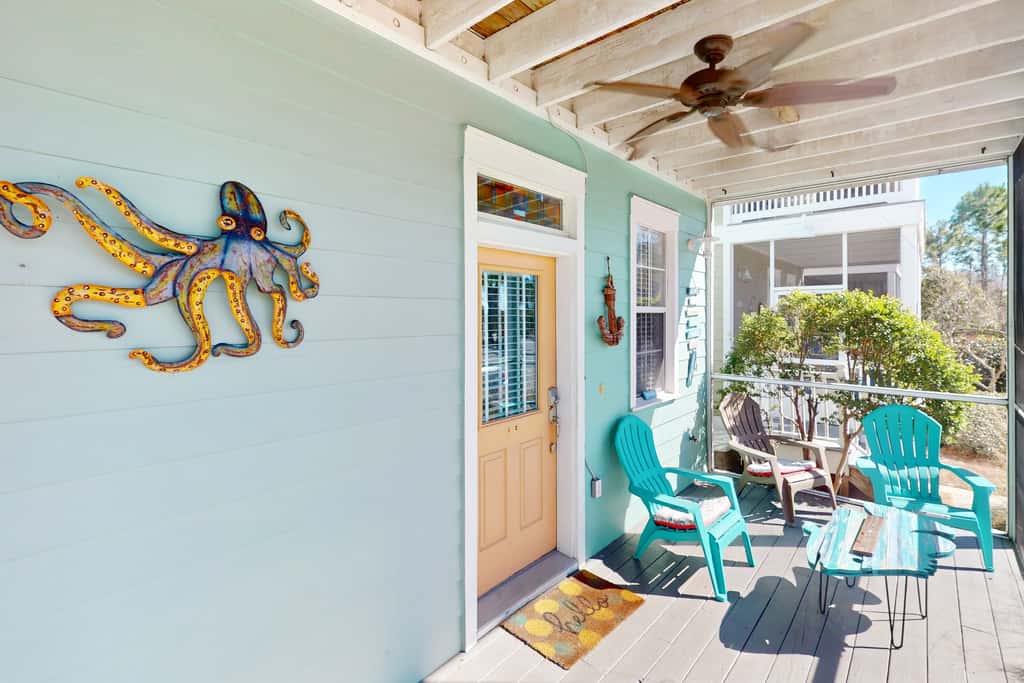 2-story beach cottage with pools, hot tub, gym, patio, & AC - dog-friendly