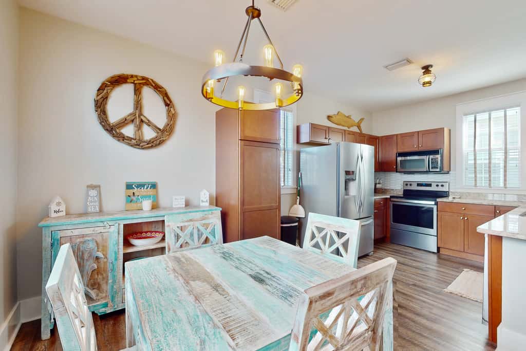 2-story beach cottage with pools, hot tub, gym, patio, & AC - dog-friendly