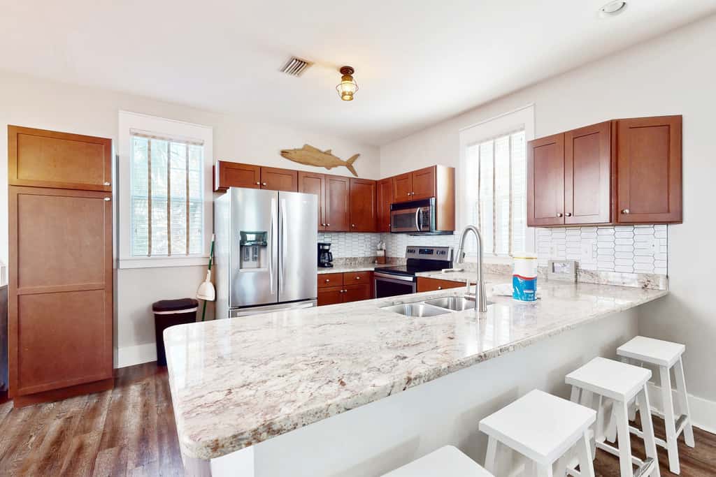 2-story beach cottage with pools, hot tub, gym, patio, & AC - dog-friendly