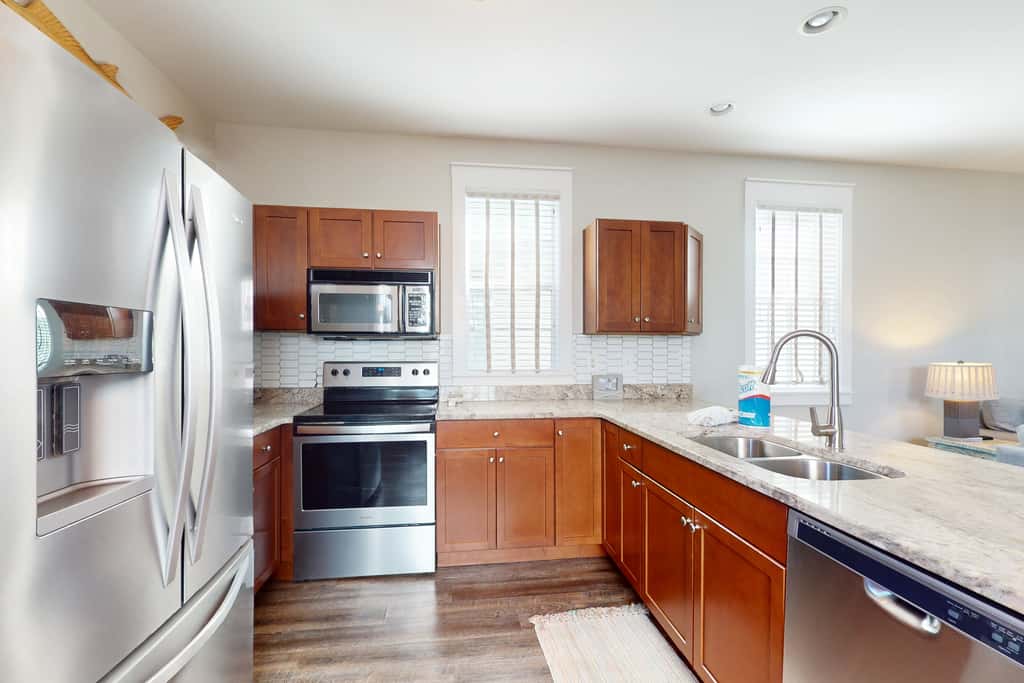 2-story beach cottage with pools, hot tub, gym, patio, & AC - dog-friendly