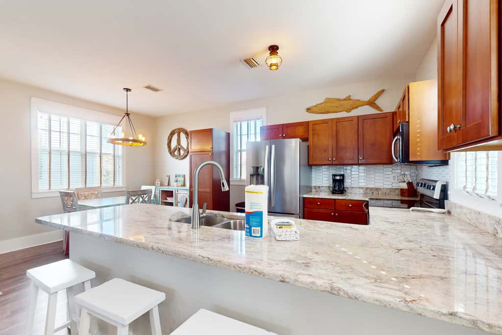 2-story beach cottage with pools, hot tub, gym, patio, & AC - dog-friendly
