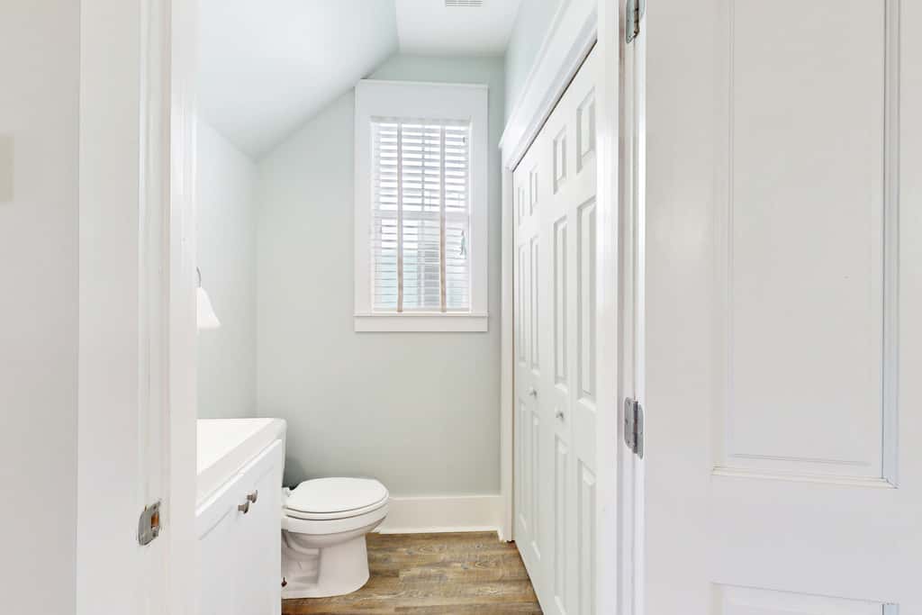 2-story beach cottage with pools, hot tub, gym, patio, & AC - dog-friendly