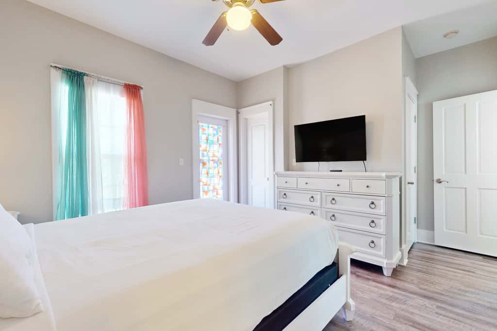 2-story beach cottage with pools, hot tub, gym, patio, & AC - dog-friendly