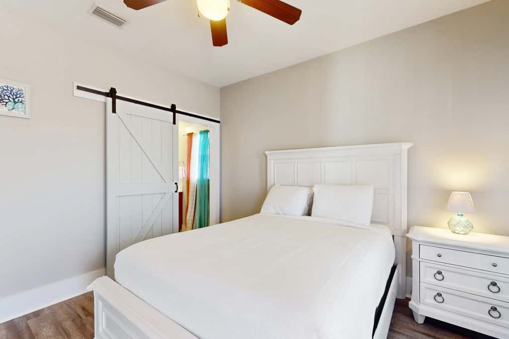 2-story beach cottage with pools, hot tub, gym, patio, & AC - dog-friendly