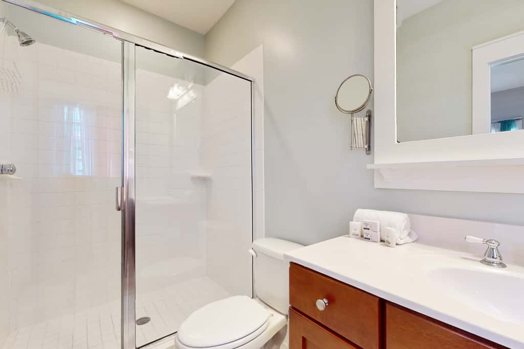 2-story beach cottage with pools, hot tub, gym, patio, & AC - dog-friendly