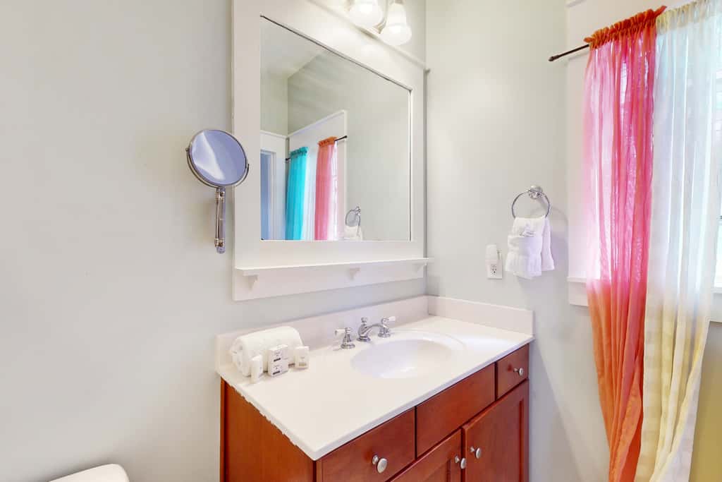 2-story beach cottage with pools, hot tub, gym, patio, & AC - dog-friendly