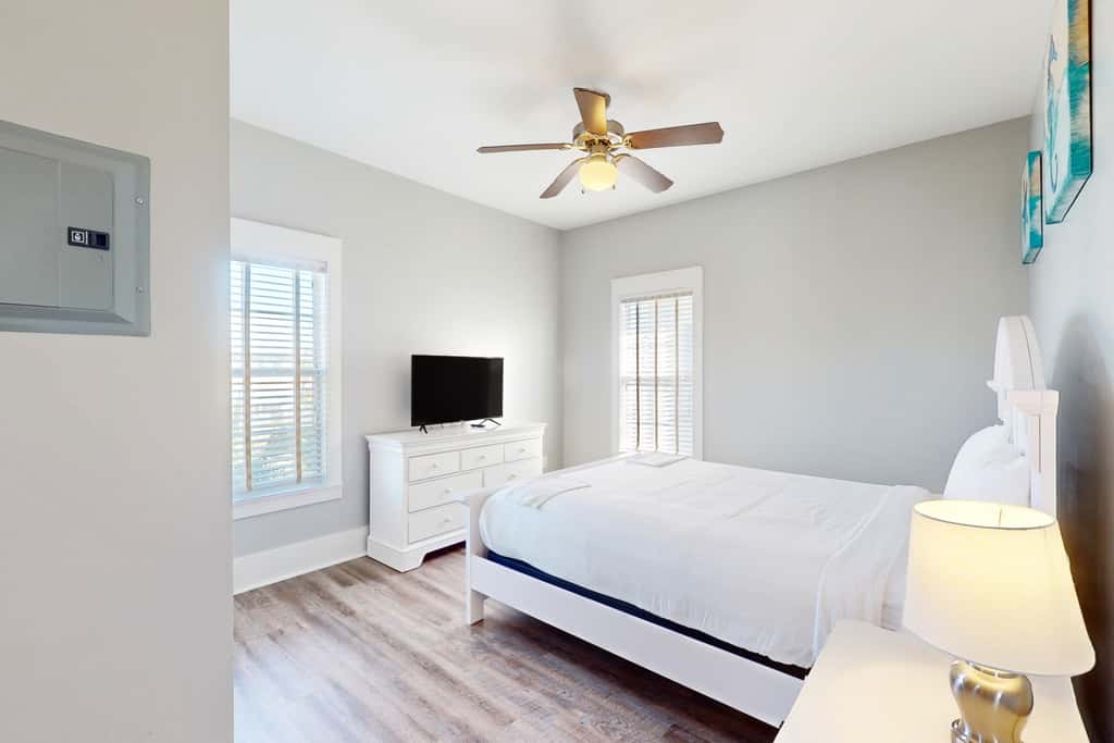 2-story beach cottage with pools, hot tub, gym, patio, & AC - dog-friendly