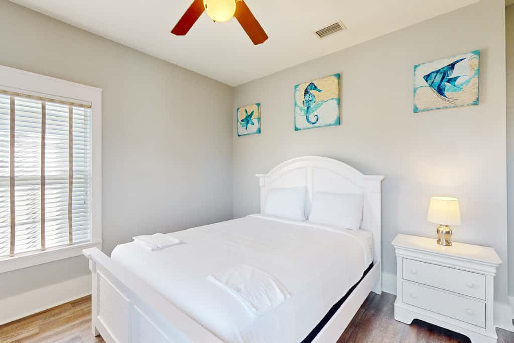 2-story beach cottage with pools, hot tub, gym, patio, & AC - dog-friendly