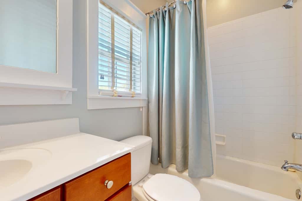 2-story beach cottage with pools, hot tub, gym, patio, & AC - dog-friendly