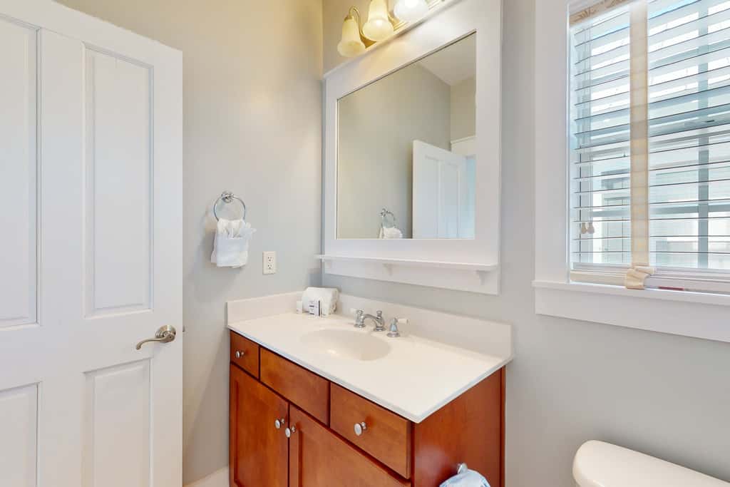 2-story beach cottage with pools, hot tub, gym, patio, & AC - dog-friendly