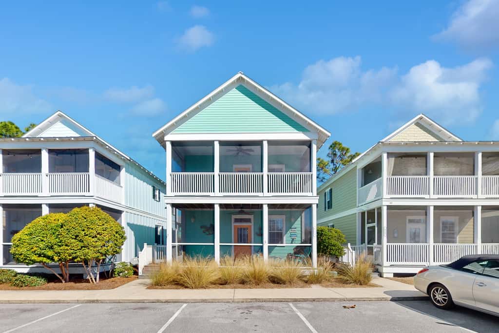 2-story beach cottage with pools, hot tub, gym, patio, & AC - dog-friendly