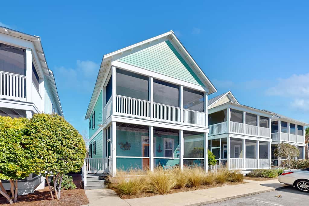 2-story beach cottage with pools, hot tub, gym, patio, & AC - dog-friendly