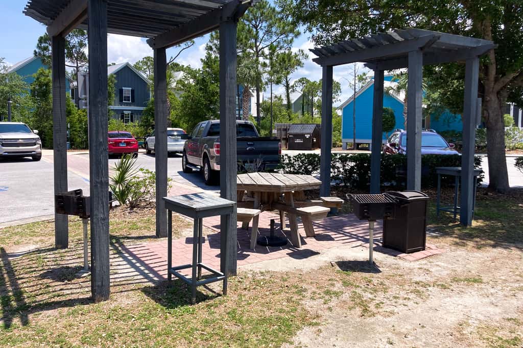 2-story beach cottage with pools, hot tub, gym, patio, & AC - dog-friendly
