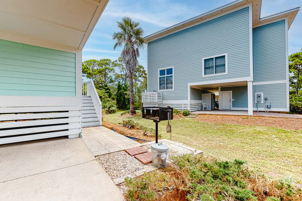 Spacious dog-friendly home with elevator, screened decks, on-site pool, & gym