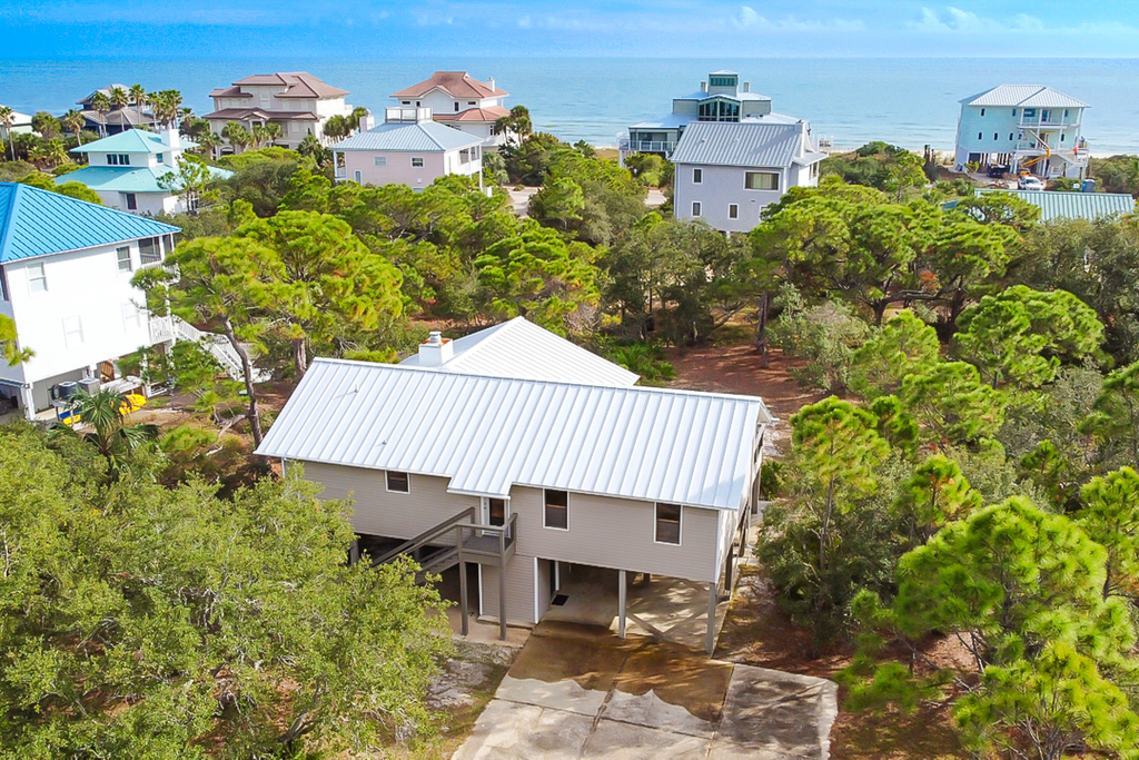 Charming cottage, walk to Gulf with shared pools, hot tub, & central AC
