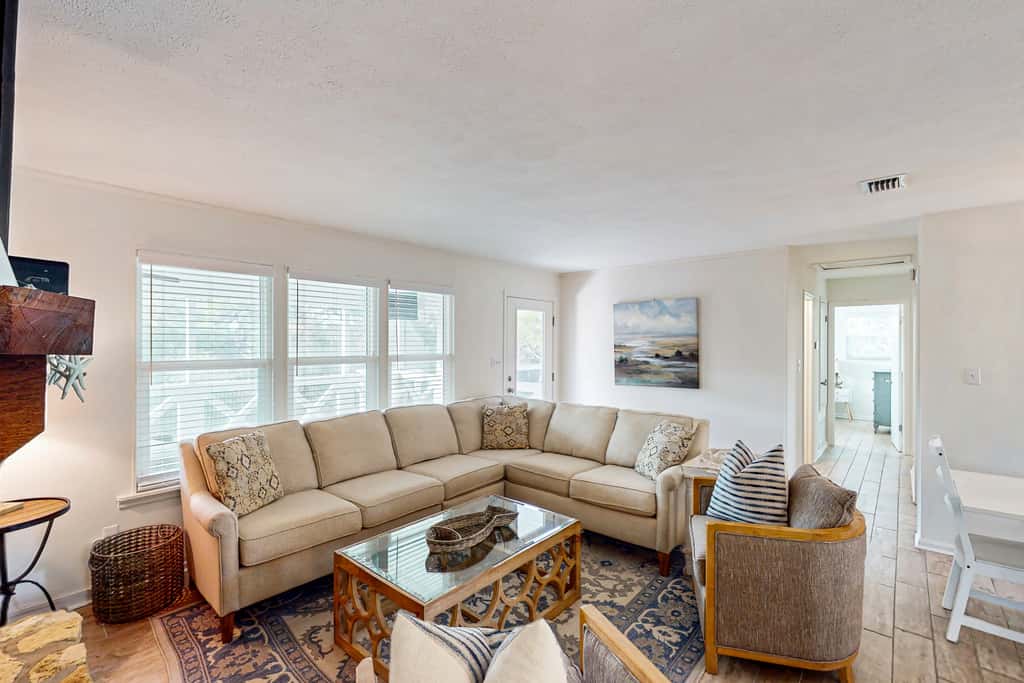 Charming cottage, walk to Gulf with shared pools, hot tub, & central AC