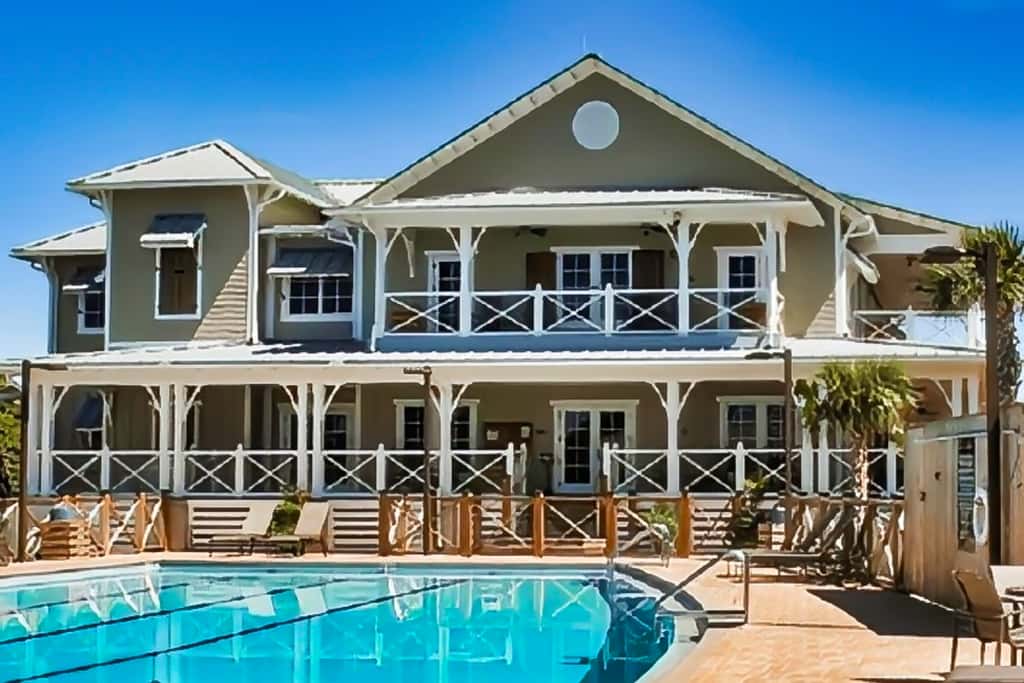 Charming cottage, walk to Gulf with shared pools, hot tub, & central AC