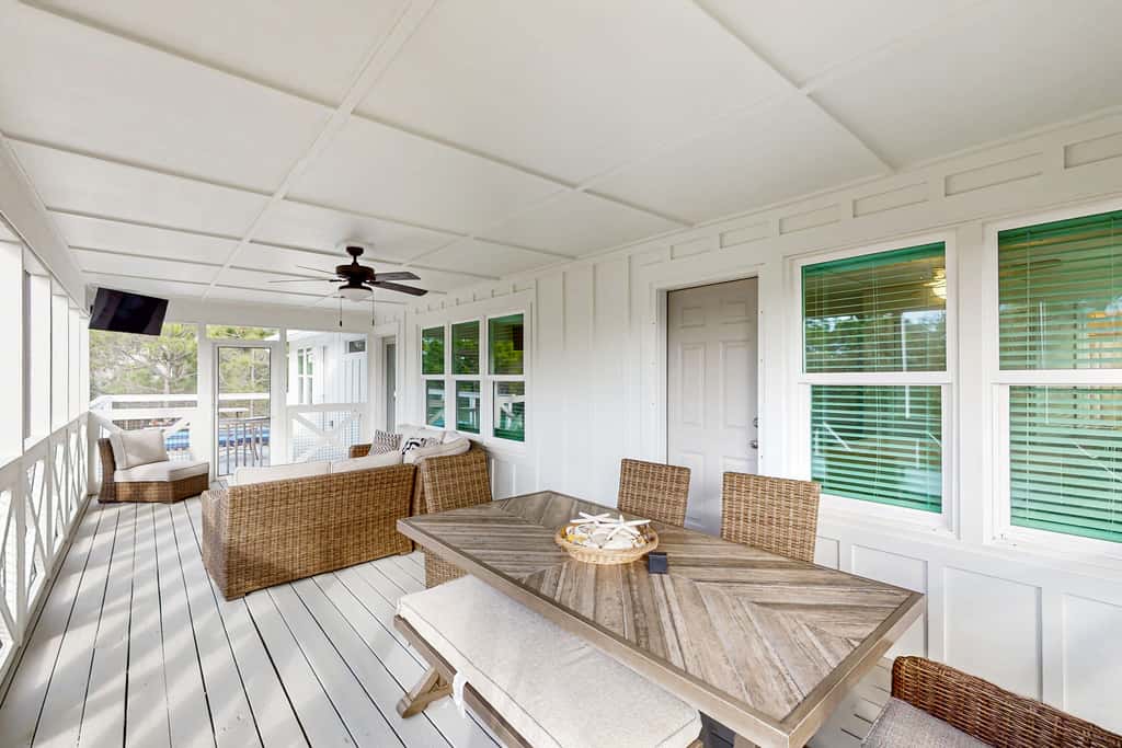 Charming cottage, walk to Gulf with shared pools, hot tub, & central AC