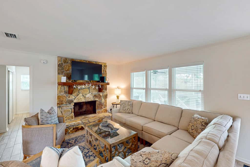 Charming cottage, walk to Gulf with shared pools, hot tub, & central AC