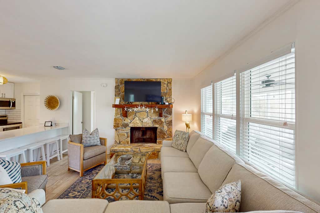 Charming cottage, walk to Gulf with shared pools, hot tub, & central AC