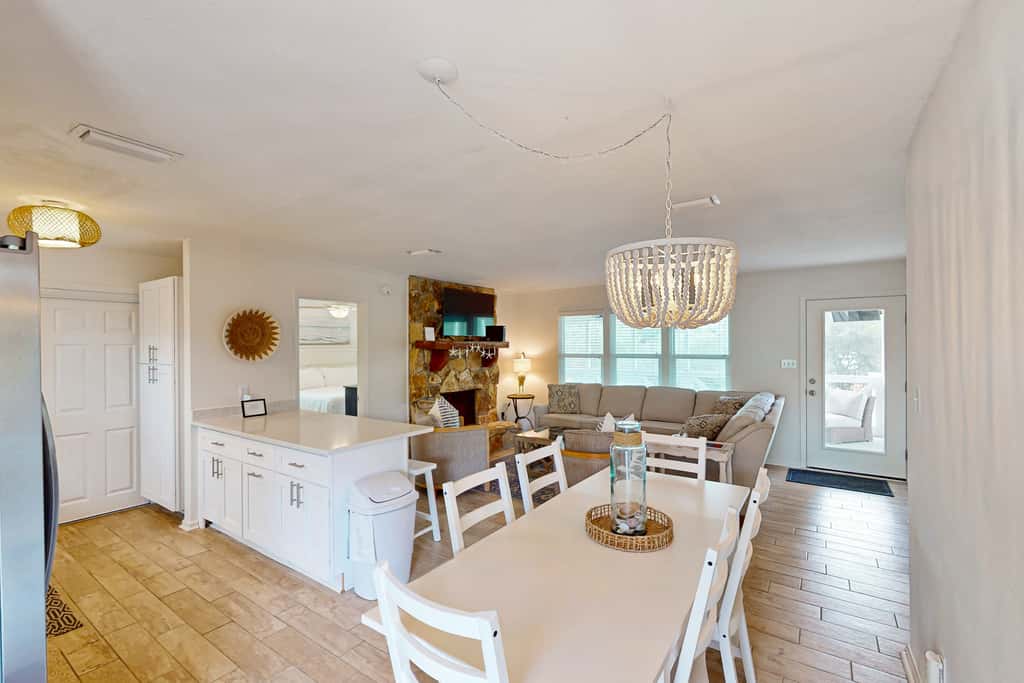 Charming cottage, walk to Gulf with shared pools, hot tub, & central AC