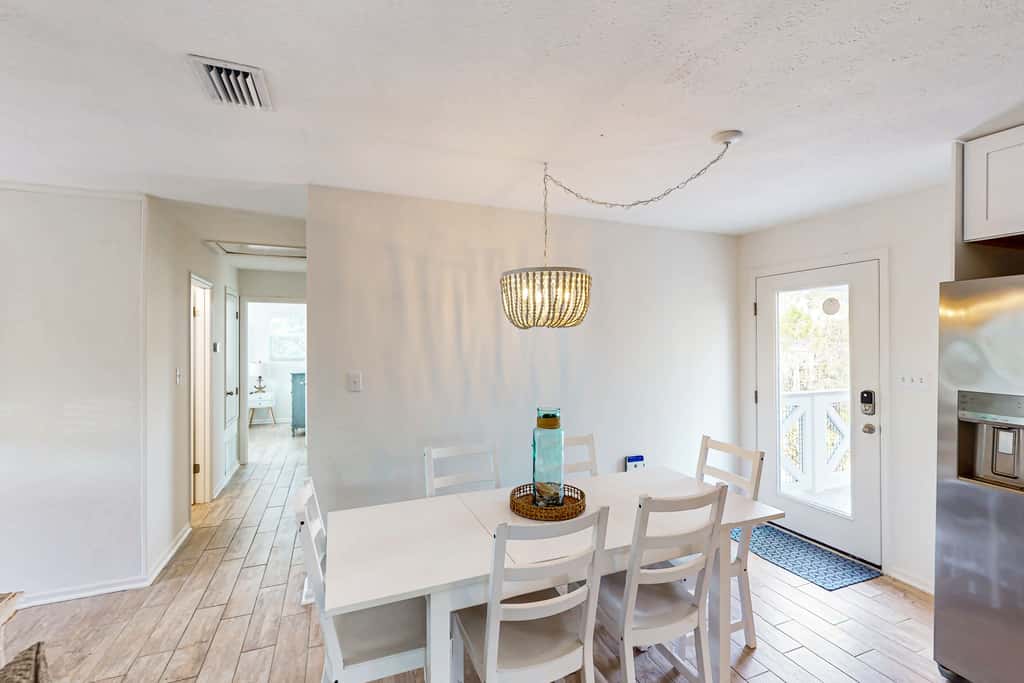 Charming cottage, walk to Gulf with shared pools, hot tub, & central AC
