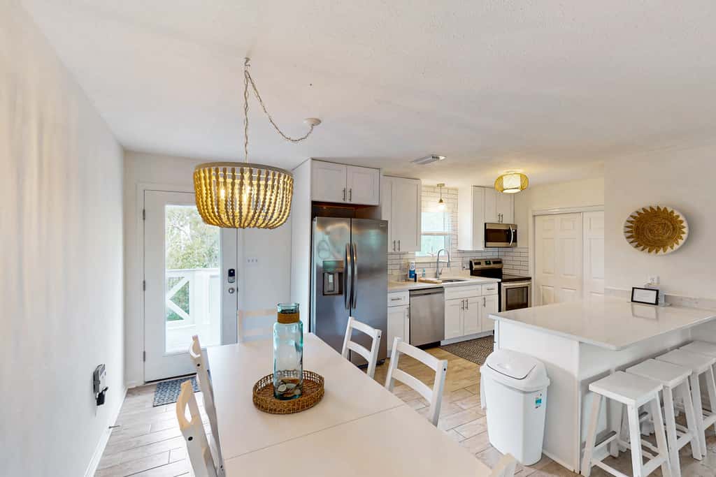 Charming cottage, walk to Gulf with shared pools, hot tub, & central AC