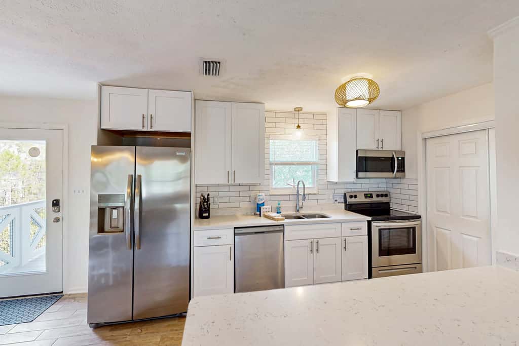 Charming cottage, walk to Gulf with shared pools, hot tub, & central AC