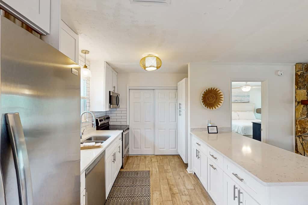 Charming cottage, walk to Gulf with shared pools, hot tub, & central AC