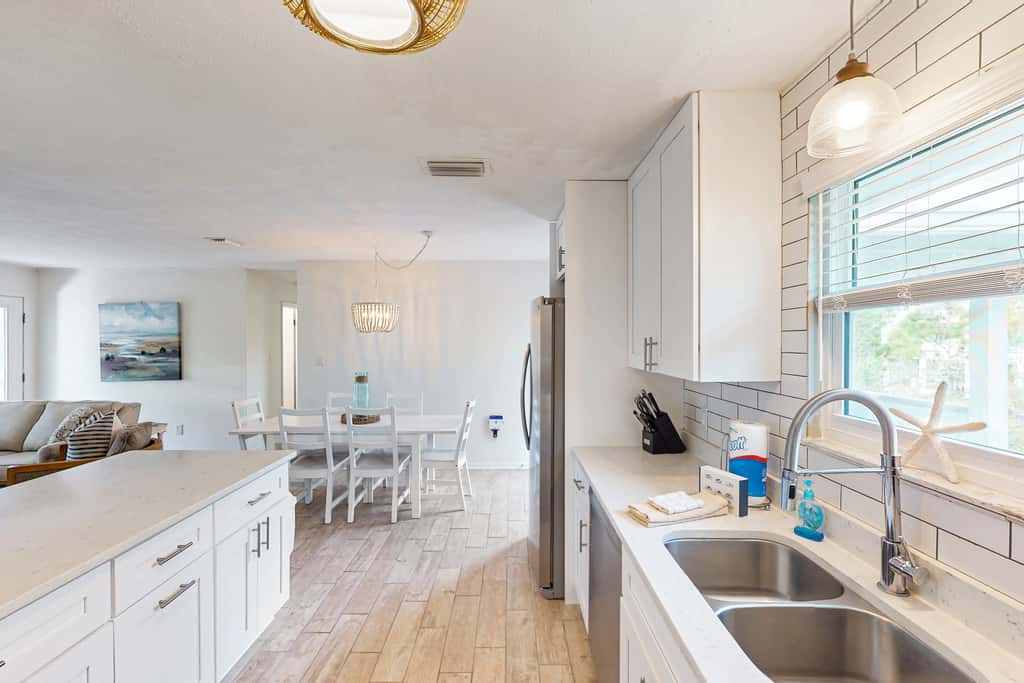 Charming cottage, walk to Gulf with shared pools, hot tub, & central AC