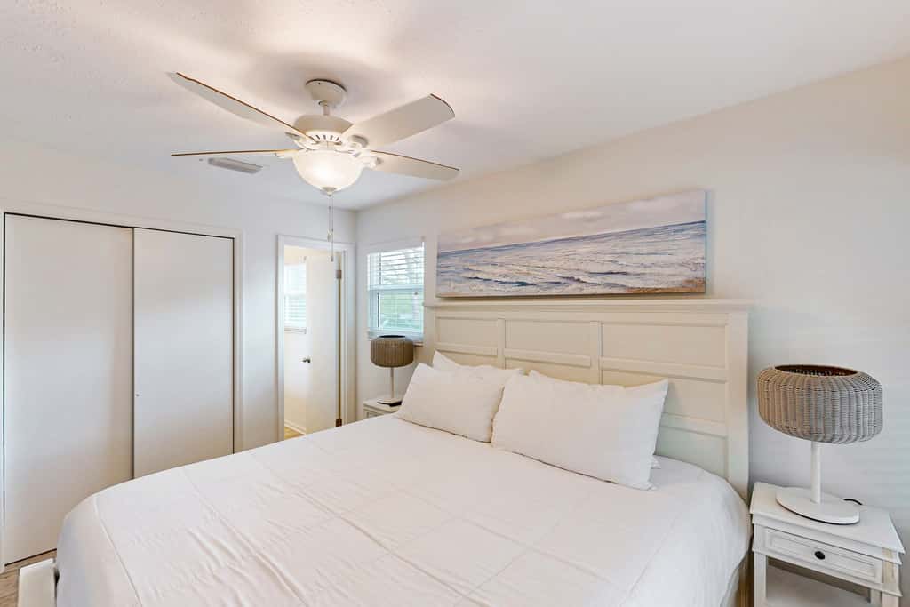 Charming cottage, walk to Gulf with shared pools, hot tub, & central AC
