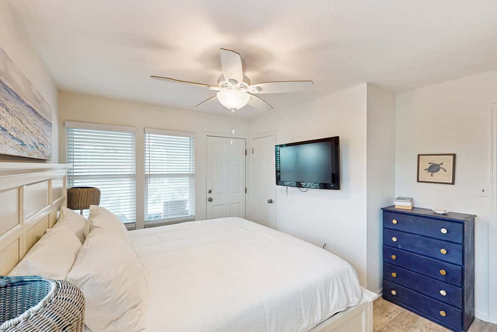 Charming cottage, walk to Gulf with shared pools, hot tub, & central AC