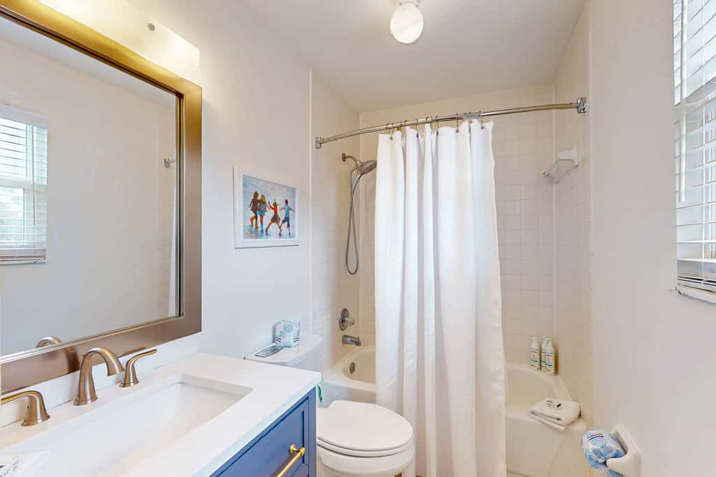 Charming cottage, walk to Gulf with shared pools, hot tub, & central AC
