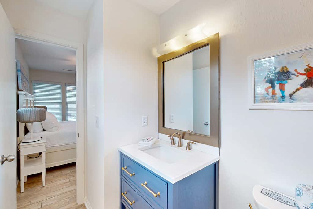 Charming cottage, walk to Gulf with shared pools, hot tub, & central AC