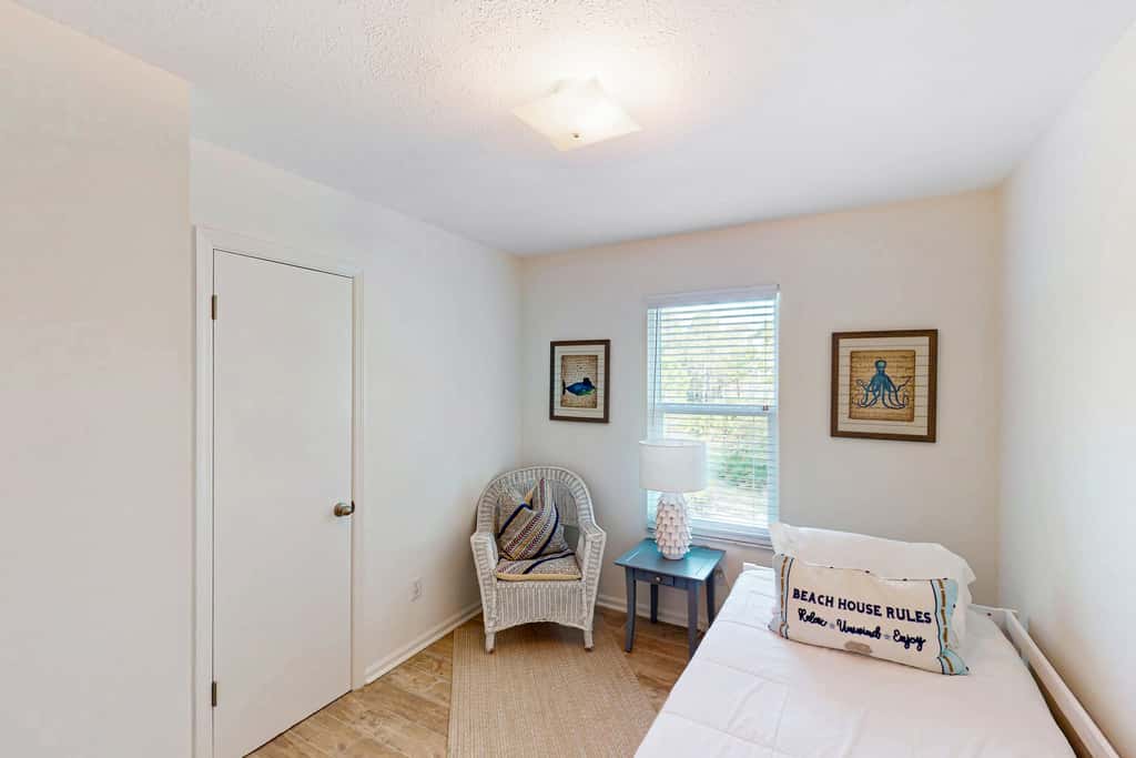 Charming cottage, walk to Gulf with shared pools, hot tub, & central AC
